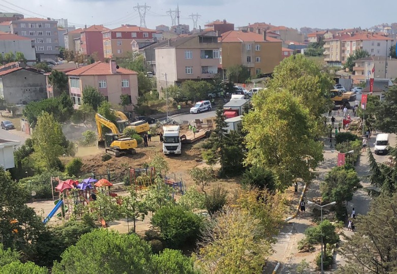 Üsküdar’da İnşaat şirketinin çalışanları ağaçları söküp halka saldırdı!