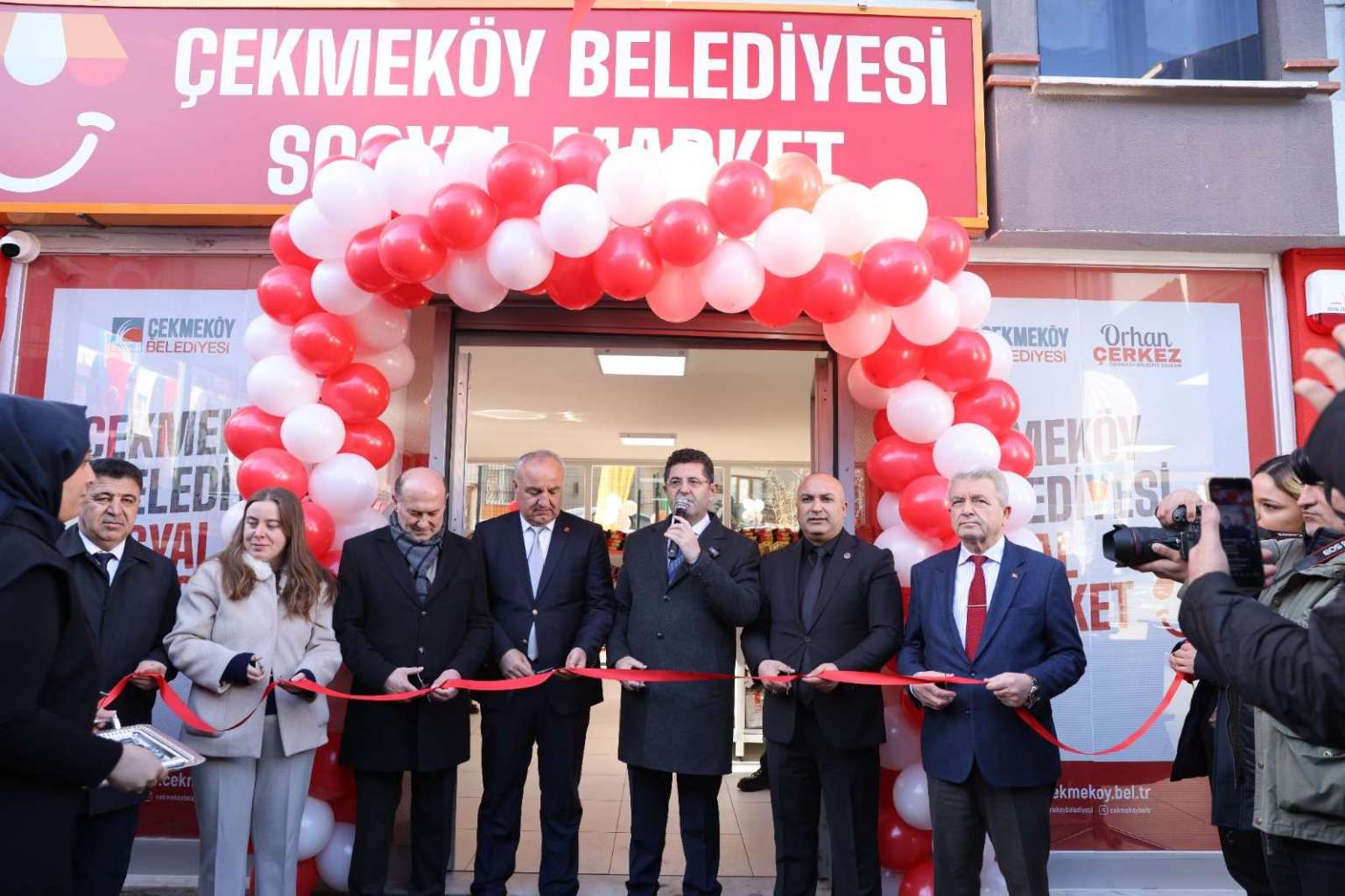 Çekmeköy'de ihtiyaç sahipleri için sosyal market açıldı