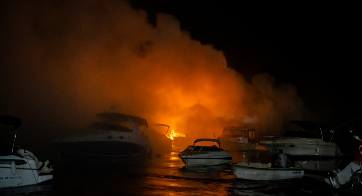 Kadıköy Caddebostan limanında altı tekne yandı  