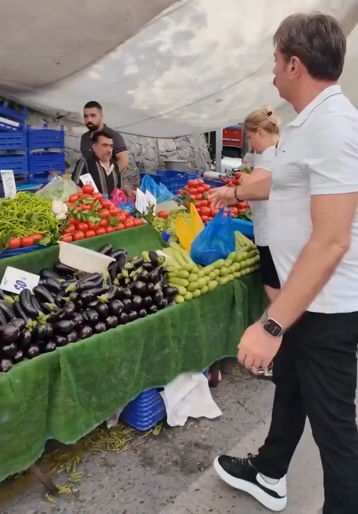   Esnafı azarlayan belediye başkanının ayakkabısı gündem oldu!
