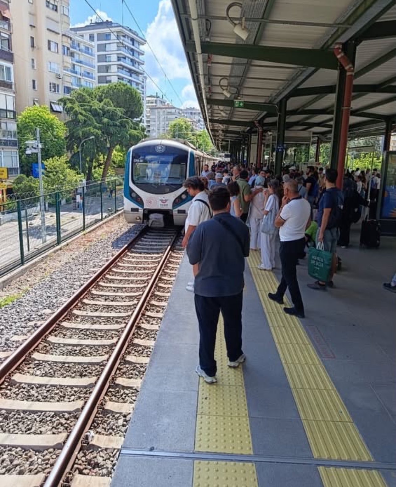 Bir intihar vakası daha: İstasyonlar'da korucu bariyer niye yok?