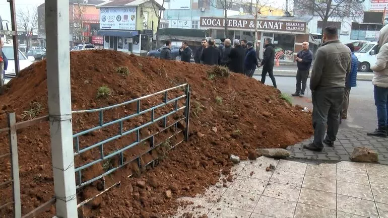 Kiracısını çıkaramayınca dükkanın önüne toprak döktürdü