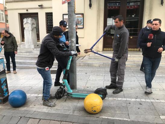 Kadıköy’de kaldırımları işgal eden skuterlar toplanmaya başladı