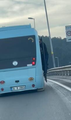 Maltepe'de minibüs kapısında tehlikeli yolculuk!