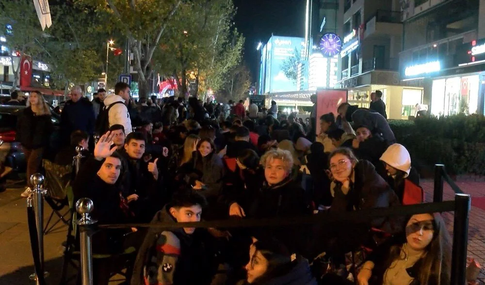 Kadıköy'de 10 bin liralık hediye kuyruğu! 12 saat önceden kuyruğa girdiler