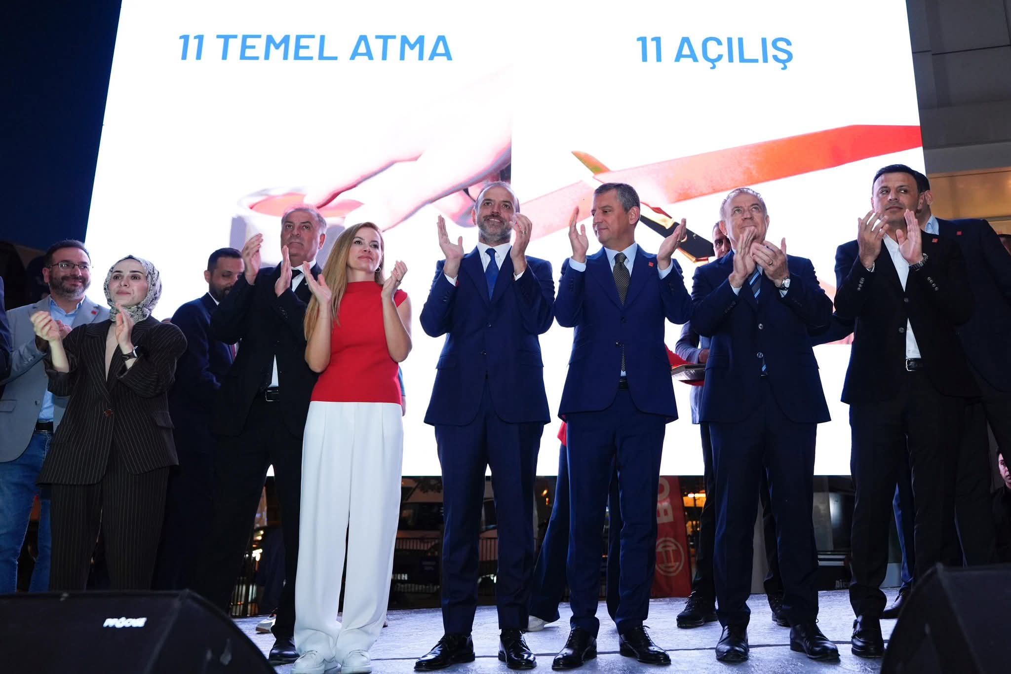 Sancaktepe hizmete doymuyor: Özgür Özel'den övgü dolu sôzler