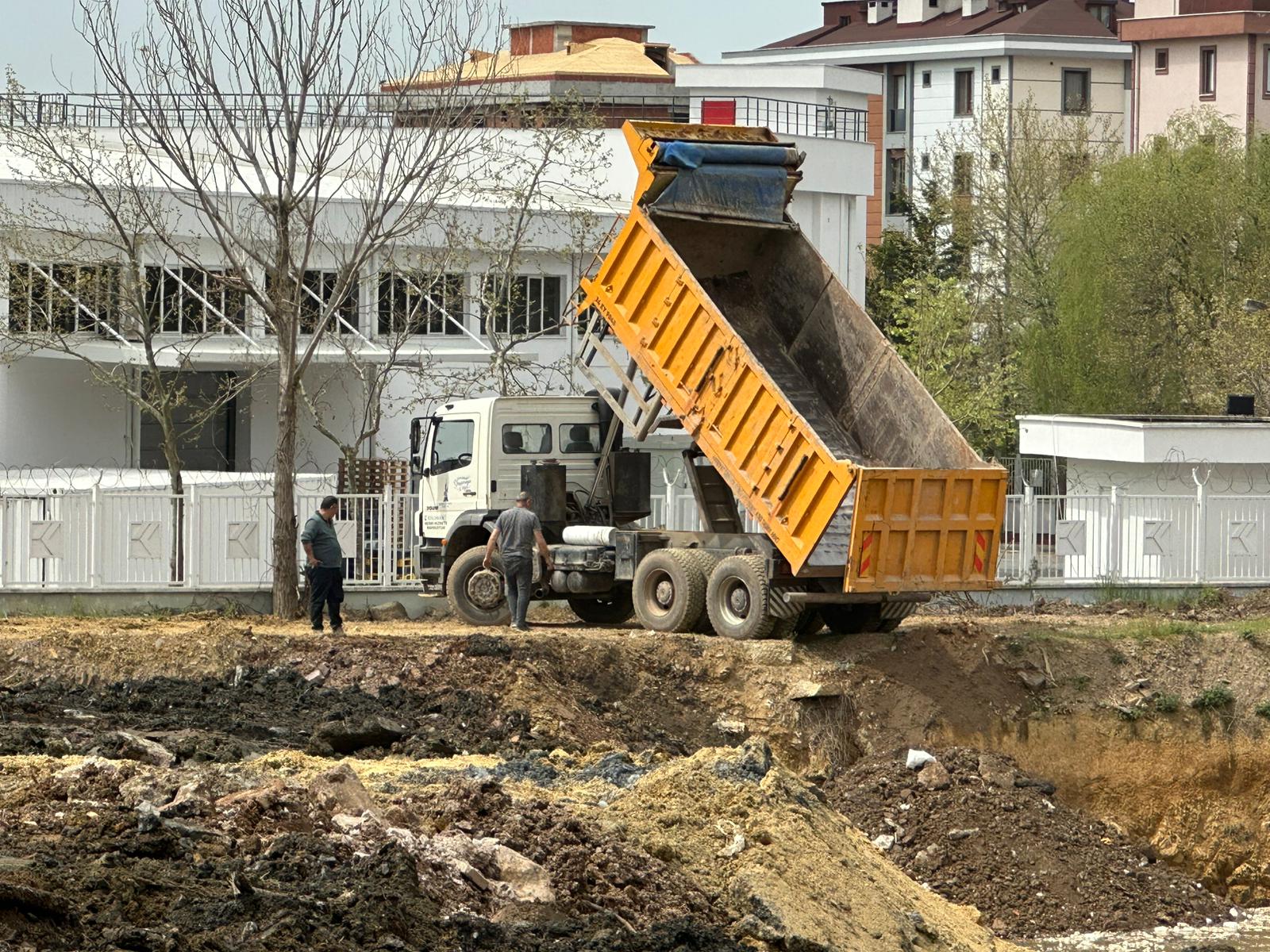 Sancaktepe Belediyesi kreş alanına hafriyat doldurdu!