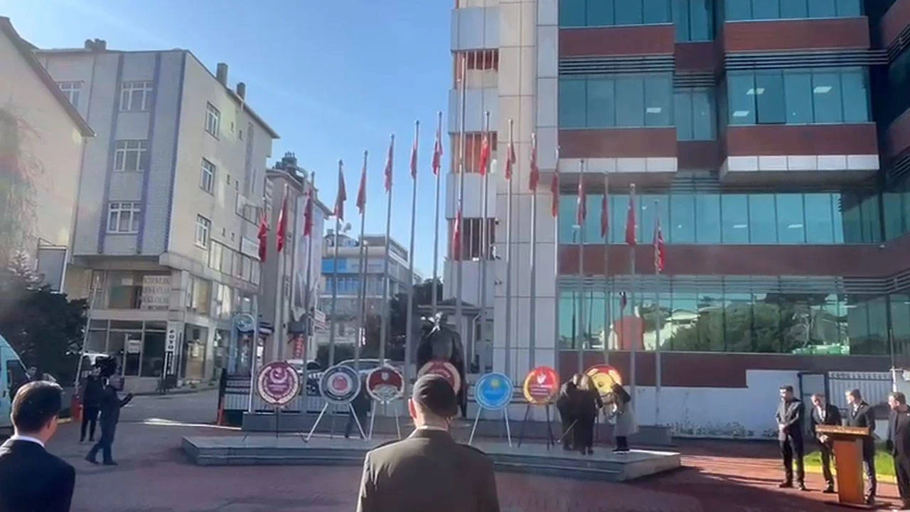 Sancaktepe Belediyesi Atatürk anıtına çelenk koymayı unutmuş!