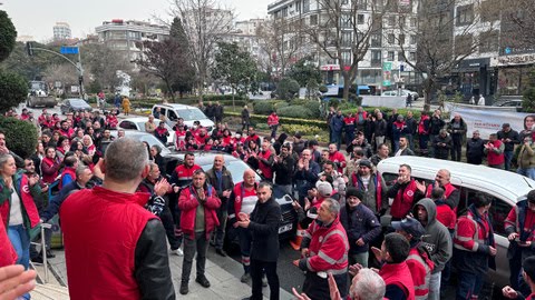 Maltepe’de maaşını az bulan belediye işçileri eylem yaptı