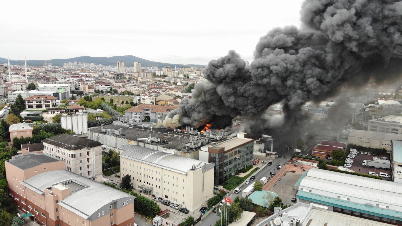 Sancaktepe’de depo yangını: Bir okul tahliye edildi