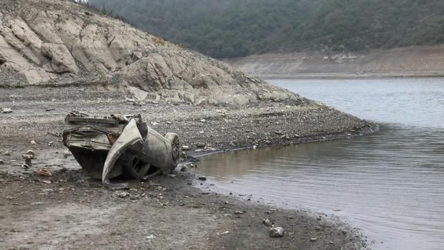 Su seviyesi azalınca batık araç ortaya çıktı