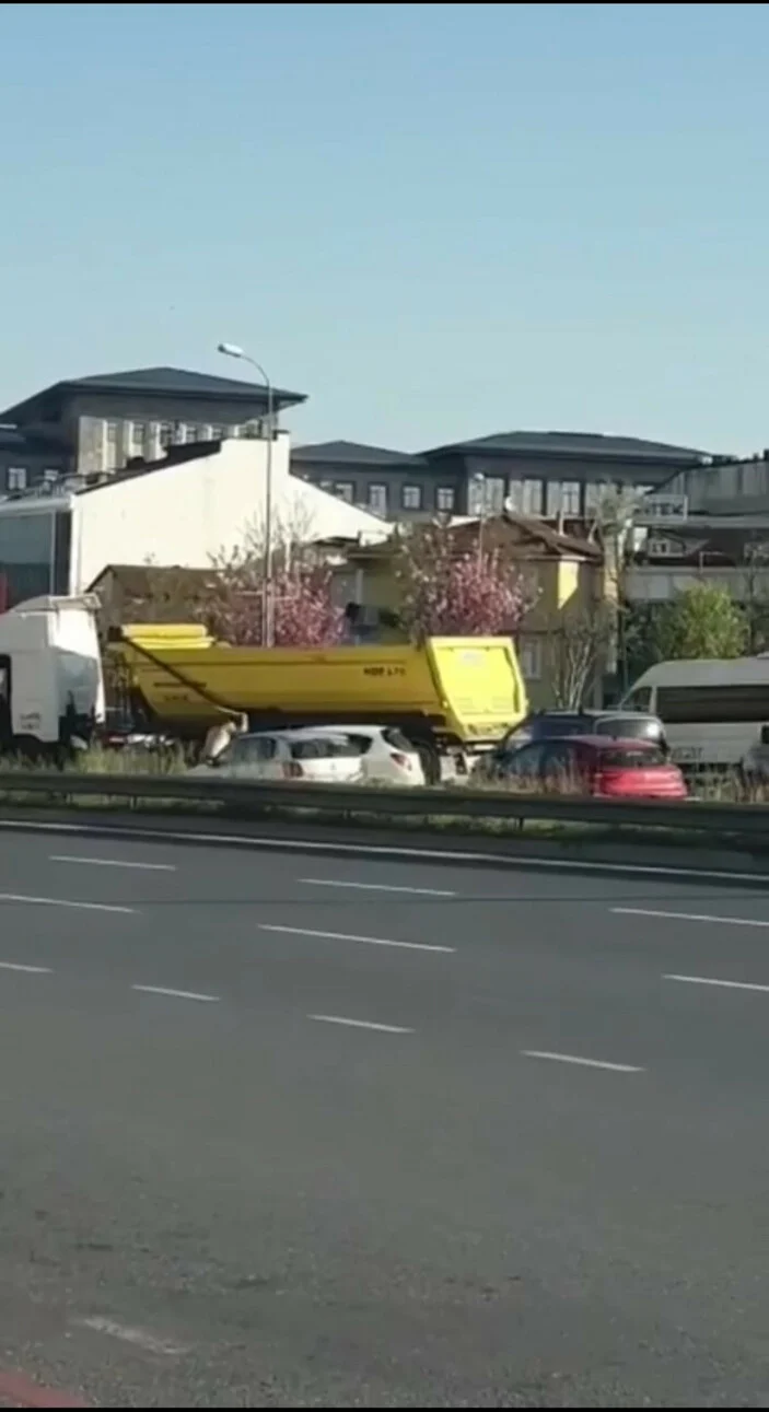 Çekmeköy'de otobüs şoförü ve kamyon sürücünün sopalı yol verme kavgası