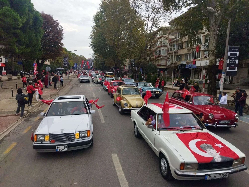 Kadıköy'de klasik otomobillerden Cumhuriyet konvoyu