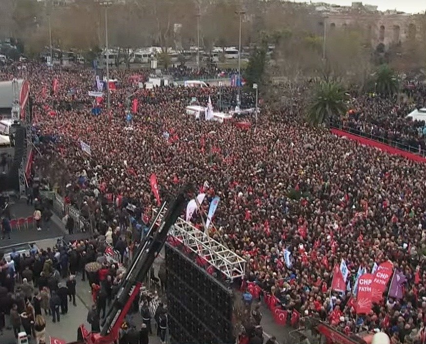 Saraçhane’de tarihi buluşma: Altılı Masa meydana indi