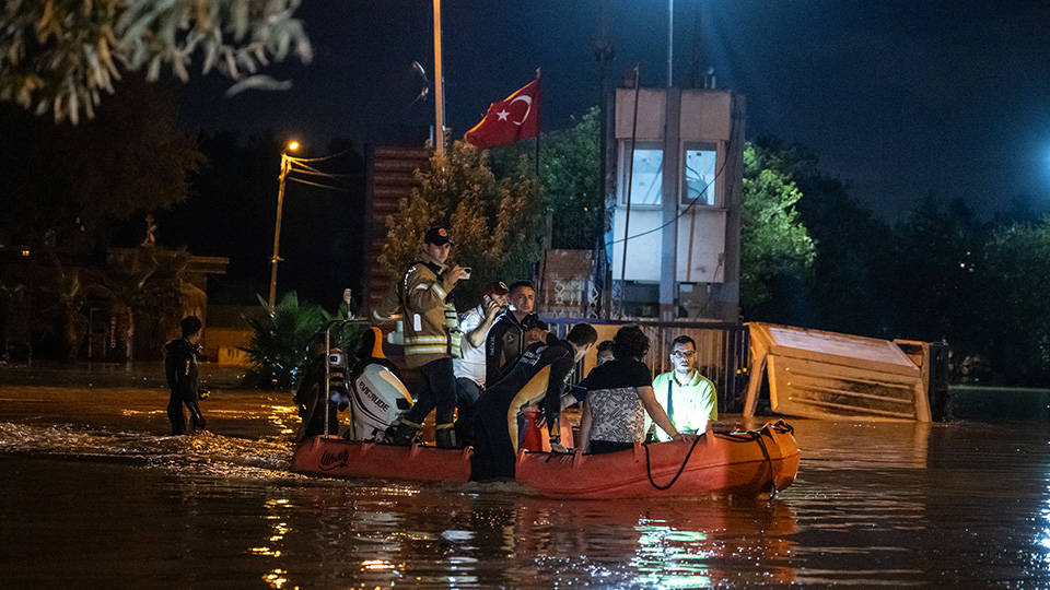 İstanbul'u sağanak vurdu: Sele kapılan 2 kişi hayatını kaybetti