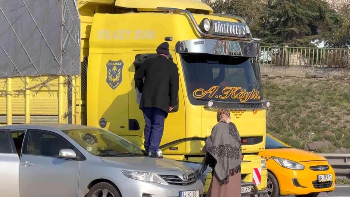 Maltepe'de trajikomik kaza: Önce aracın üzerine çıktı sonra kavga etti