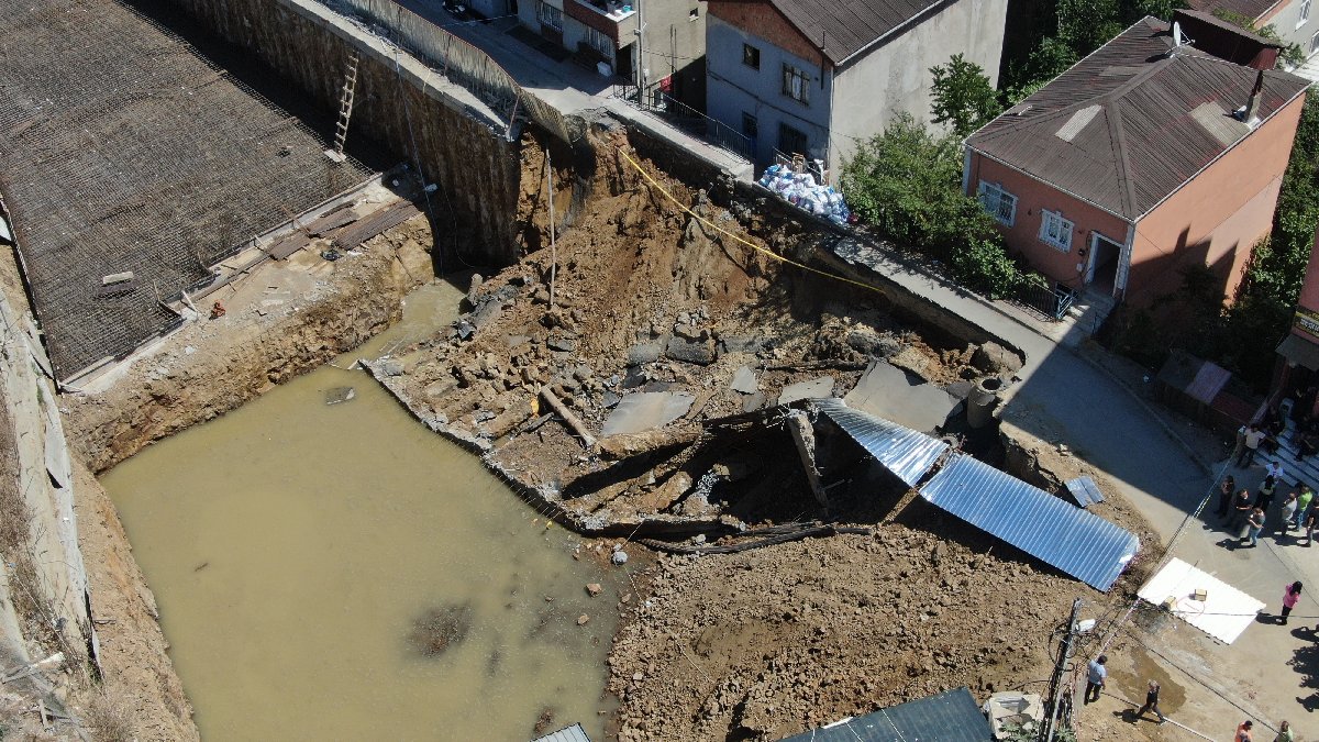 İstanbul’da yol çöktü: Çevredeki binalar boşaltıldı